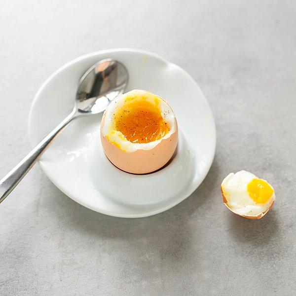 Rafadan, yanı beyazı pişmiş ama sarısı akışkan yumurta pişirmek için tencereye suyu ve yumurtayı koyun. Kaynamaya başladıktan sonra tam 3 dakika daha pişirin. Ardından hızlıca soğuk suya koyun.
