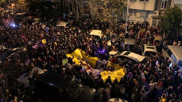 Her yıl olduğu gibi bu yıl da 8 Mart'ta kadınlar İstanbul Feminist Gece Yürüyüşü'nde buluştu. Polis ablukası altında binlerce kadın rengarenk kıyafetleri, şahane sloganlarıyla, bitmeyen neşeleriyle alandaydı.