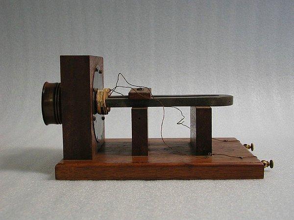 Bell'in başarılı deneyi telefonun pratik kullanımının önünü açan gelişmeleri başlattı. 1877'de Massachusetts eyaletinin Boston ve Somerville kentleri arasında ilk telefon hattı kuruldu.