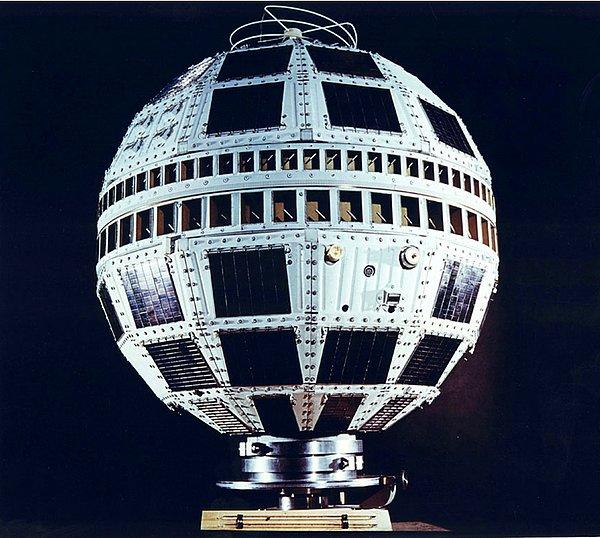 ABD Havacılık ve Uzay Ajansı (NASA), 10 Temmuz 1962'de ilk iletişim uydusu Telstar-1'i yörüngesine yolladı. Telstar sayesinde ilk kez uydu üzerinden televizyon yayınlarını ve telefon görüşmelerini aktarmak mümkün oldu.