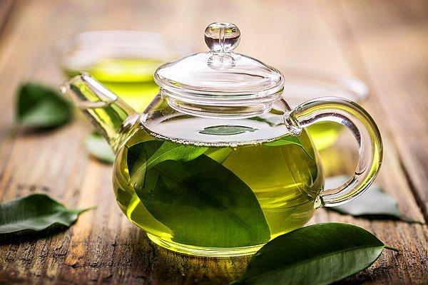 Yeşil çay da antioksidan özellikleriyle bahar alerjisinin getirdiği etkilere karşı vücudunuzu korumaya yardımcı olur. Yeşil çayı gününüzden eksik etmeyin deriz.