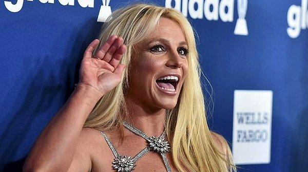 4. Britney Spears, Instagram hesabında botoks yaptırmayı düşündüğünü fakat tereddütlerinin olduğunu söylemişti.