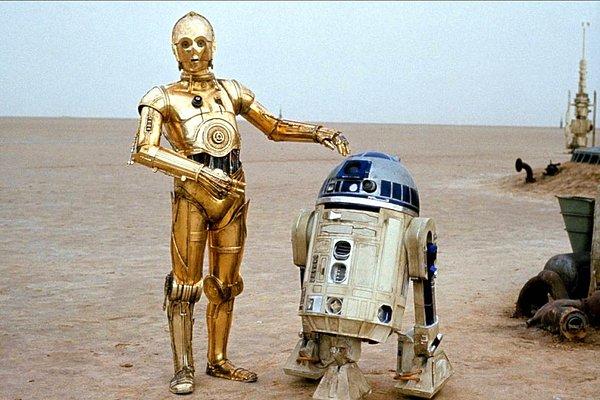 Hikâyenin gidişatına göre, eğlenceli ikili R2-D2 ve C-3PO da görülebilir.