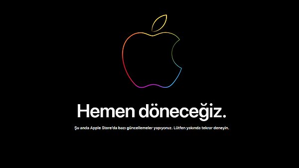 Apple, sanal mağazasını kapattı. Herhangi bir ürünü almak için satın al kısmına tıklayan kullanıcılar, “Hemen döneceğiz. Şu anda Apple Store’da bazı güncellemeler yapıyoruz. Lütfen yakında tekrar deneyin.” yazısı ile karşılaştı.