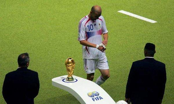 Maç penaltılara uzadı ve İtalya kupanın sahibi oldu. Fransa'da hiç kimse kaptanları olan Zinedine Zidane'a arkasını dönmedi.