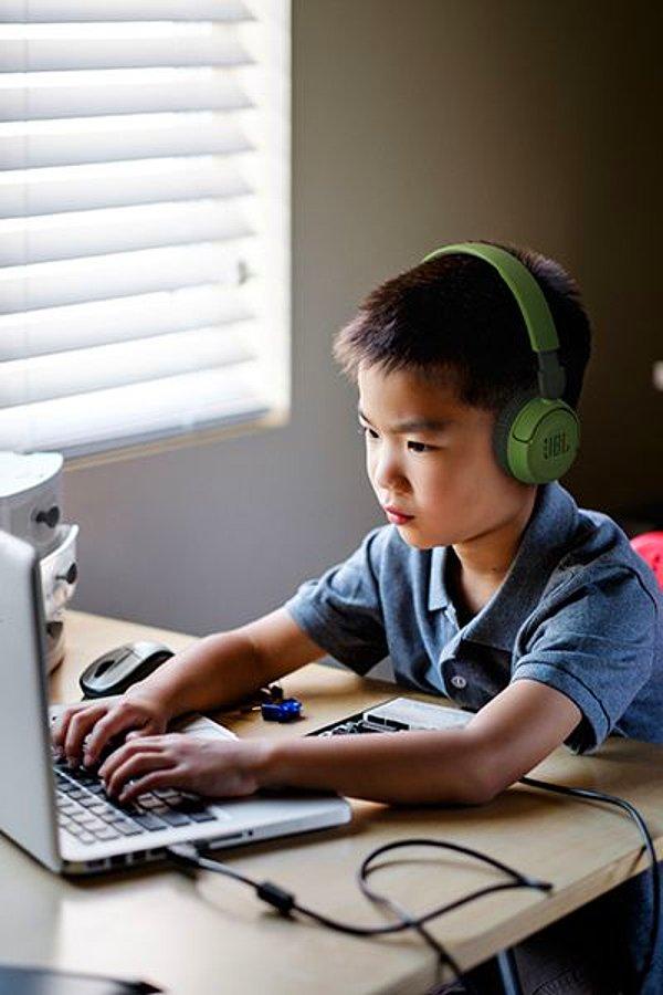 9. JBL Kablosuz Kulak Üstü Çocuk Kulaklığı