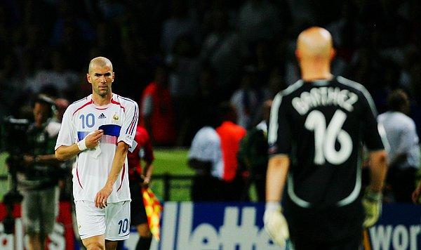 Final maçının normal süresi 1-1 sona ermiş ve uzatma devresi başlamıştı. Final maçında golleri atan Zidane ve Materazzi futbol tarihine isimlerini yazdırdıklarını düşünüyordu, 110. dakikada yaşanacakları bilmeden...