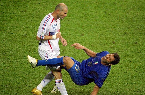 Zidane, kimsenin beklemediği şekilde Materazzi'nin göğsüne kafa atmıştı. Zidane'ın neden böyle bir şey yaptığını kimse anlamadı.