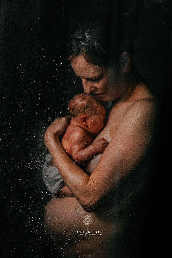 14. Doğum Sonrası: Belgesel isimli kategorisinin birincisi, yeni doğmuş bebeğiyle bağ kuran bir annenin fotoğrafı oldu.