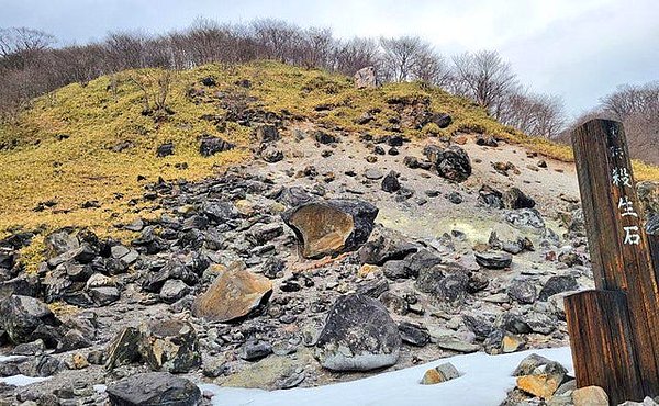 12. "Japon 'Ölüm Taşı' kırılmış. Yerel halk bir iblis ya da karanlık güçlerin serbest kalacağını düşünüyor."