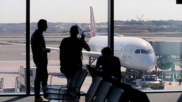 Durum karşısında şoke olan güvenlik güçleri, kadının tuhaf davranışlarda bulunması üzerine dikkat çektiğini ve bu nedenle bir arama yaptıklarını ifade ediyor.