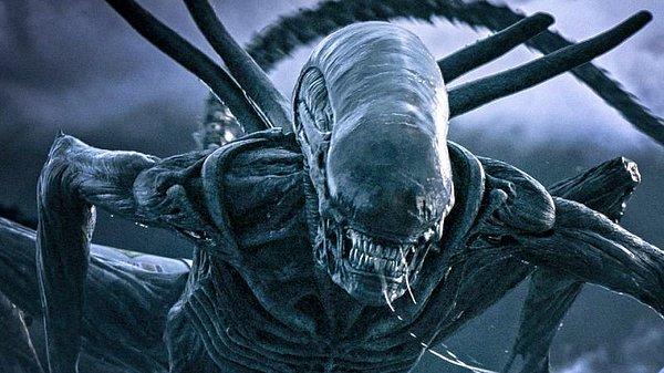 9. Alien'daki yaratıkların tasarımlarından sorumlu olan H.R. Giger, korkunç yaratığın kafasına gerçek bir insan kafatası yerleştirdi.