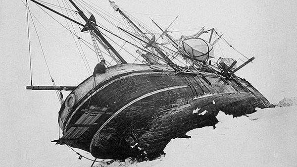 Tarihler 1915'i gösterdiğinde Kaşif Ernest Shackleton'ın gemisi Endurance, 27 kişilik mürettebatı ile Antartika'nın diğer ucuna gitmek üzere yola çıkmıştı.