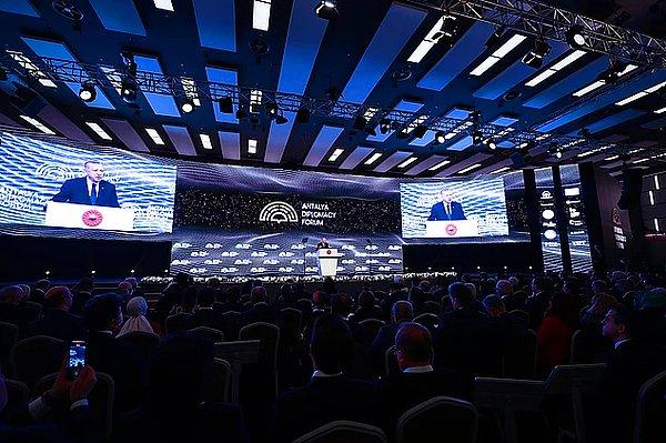 9. Antalya Diplomasi Forumu'nda konuşan Erdoğan, Rusya'nın Ukrayı işgaline yönelik olarak '2014'te Kırım'ın işgaline tüm Batı tüm dünya ses çıkarmış olsaydı acaba bugünkü tabloyla karşı karşıya kalır mıydık?' dedi.