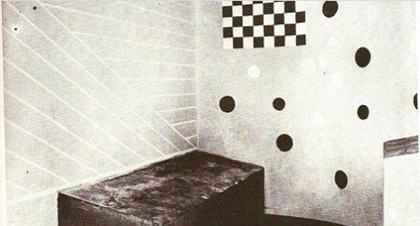 Hücrede kalan mahkumun rahatsız olması yönünde bir çalışma olan modern sanat işkencesinde mahkumun yatağı özellikle eğimli yapılıyordu.