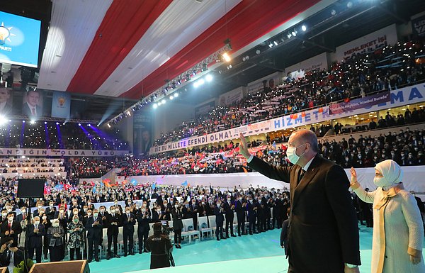 Salgının birinci yılı geride kalırken Cumhurbaşkanı Erdoğan'ın lebalep dolu salonlarda yaptığı kongreleri çokça konuştuk. Kısıtlamalara rağmen AKP kongrelerinin tıklım tıklım olması "yasak sadece vatandaşa" dedirtmişti...