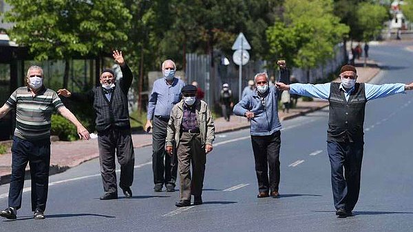 Nisan 2021'e gelindiğinde aylarca evden çıkamayan 65 yaş üstü vatandaşlara belirli günlerde sokağa çıkma izni verildi. Ortaya bu manzaralar çıktı.