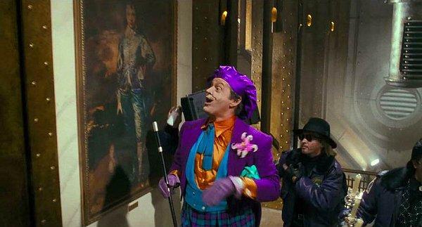7. 1989 Batman filmindeki Joker, "Mavi Çocuk" tablosuyla ilgileniyor.