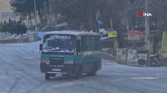 Karabük'te Etkili Olan Kar Yağışı Sonrasında Kayganlaşan Yolda Araçların Kayması ile Korku Dolu Anlar Yaşandı