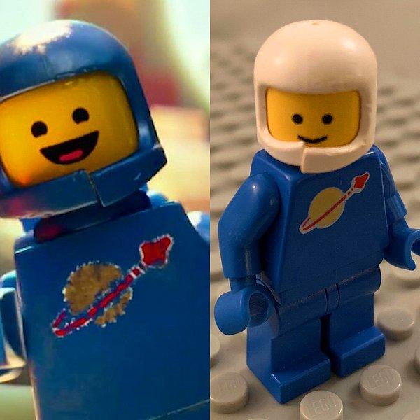 19. Lego Filmi'ndeki Benny'nin kaskı, 80'lerin Lego astronotlarının her zaman kırıldığı yerden kırılıyor.