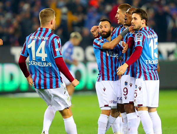 31'de Halil Akbunar, 34'te Nwakaeme, 37'de Abdulkadir Ömür ve 43. dakikada Soner Aydoğdu'nun golleriyle ilk yarı 2-2 beraberlikle sona erdi.