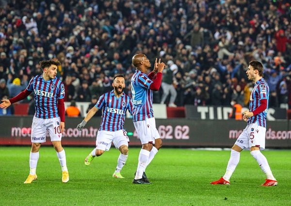 İkinci yarıda hata yapmayan Trabzonspor maçı 4-2 kazanarak puanını 70'e getirmeyi başardı. En yakın rakibi Konyaspor'un maç fazlasıyla 18 puan önünde zirvedeki yerini sağlamlaştırdı.