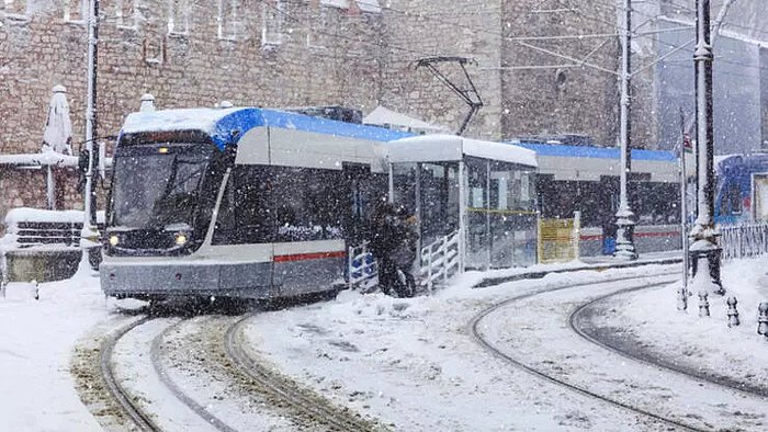 Kar Yağışları İstanbul'u İyice Etkisi Altına Aldı! İstanbul'da Tramvay Seferleri İptal mi Edildi?