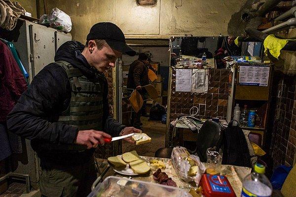 Harkov'da bazı sığınakların belli bölümleri yiyecek ve insani yardım toplamak için ya da yerinden edilmiş muhtaç insanlar için yemek hazırlanırken mutfak olarak kullanılıyor.
