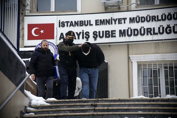 Polis, otomobilin terk edildiği adres çevresindeki güvenlik kameralarını tek tek inceleyerek soyguncuların eşkalini belirledi.