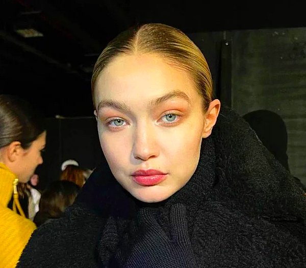 6. Filistin asıllı ünlü model Gigi Hadid, defilelerden elde ettiği geliri Ukrayna ve Filistin'e bağışlayacağını açıkladı.