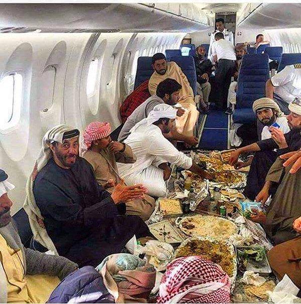 17. "BAE'den Bağdat'a giden bir aktarmaya binmiştim. Uçaktaki Arap yolcular sigaradan yiyeceklere kadar tek bir kurala uymadı."