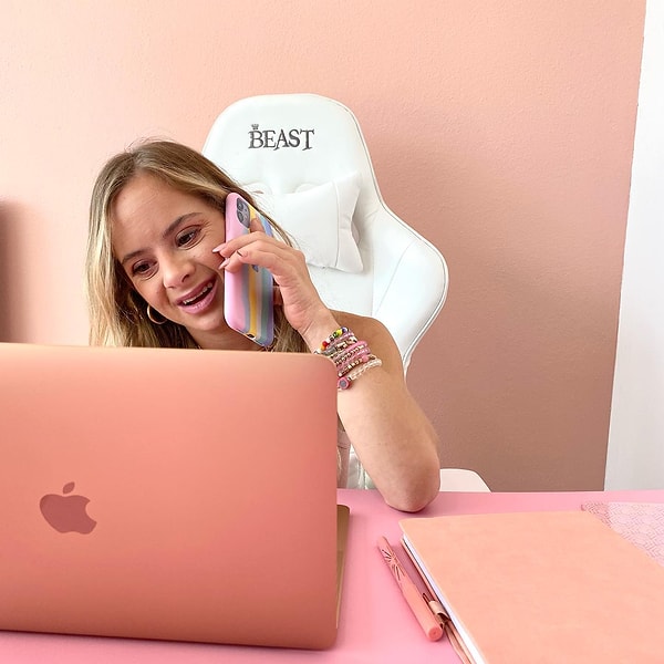 Бренд связался с ней по телефону, поскольку они предложили ей возможность работать с ними.