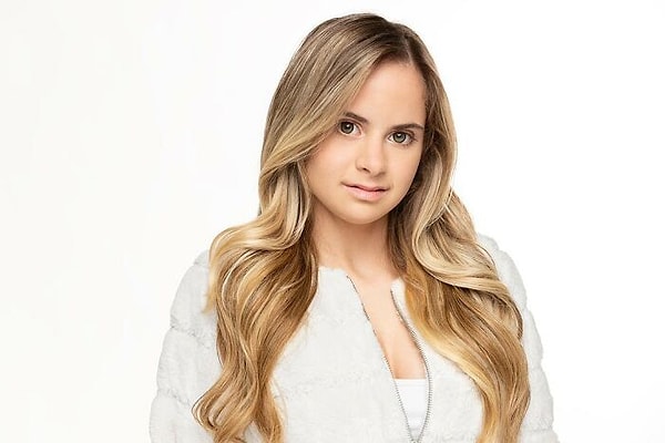 В недавнем интервью она сказала: «Я хочу сказать всему миру, что люди с моим заболеванием, синдромом Дауна, внутри и снаружи, у нас нет ограничений».