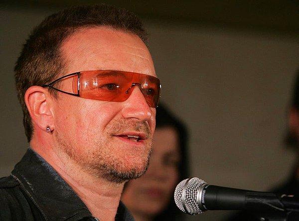 6. Rock grubu U2'nun solisti Bono, halk arasında 'karasu' olarak da bilinen glokom hastalığından dolayı sürekli gözlük takmak zorunda olduğunu söylemişti.