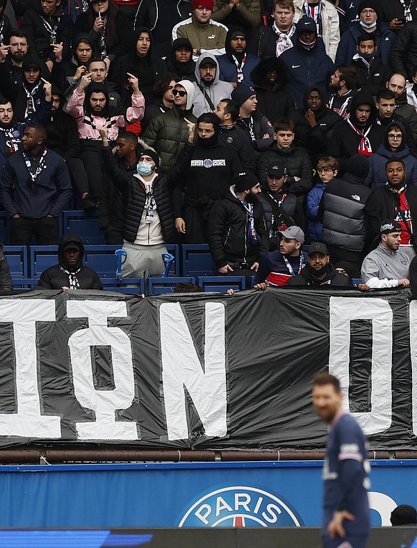 Bu hafta oynadıkları Bordeaux maçı öncesinde ve maç sırasında Messi ıslıklandı. Mbappe haricinde tüm takım ıslıklandı ama Messi'nin ıslıklanması herkes için sürpriz oldu.