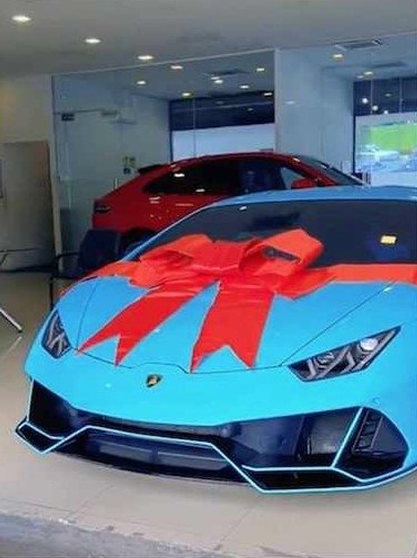 Lamborghini Huracan Evo model aracı gören Weldan da epey sevinmiş tabii. Zaten nasıl sevinmesin insan?😂