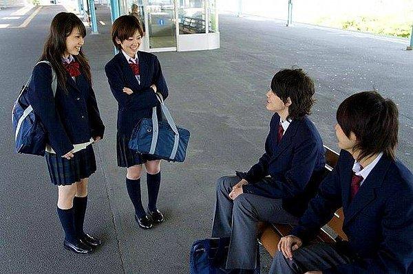 Japonya’daki okullar, öğrencilerinin çoraplarının uzunluğundan iç çamaşırlarının rengine kadar ne giyip giyemeyeceğine dair katı kurallarıyla ünlü biliyorsunuz ki.