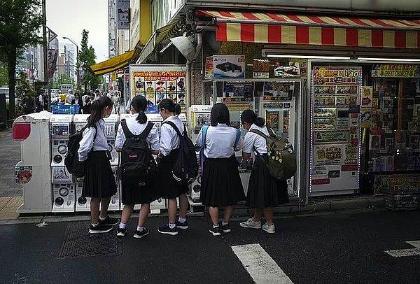 Evet doğru duydunuz. Japonya’daki bazı okullar öğrencilerinin iç çamaşırlarının rengine bile karışıyor.