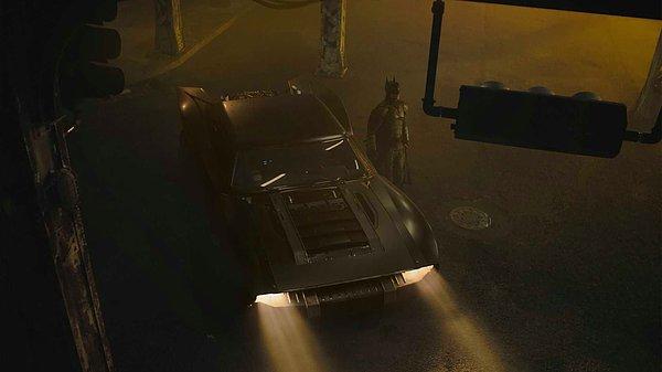 10. Batmobile'ın filmdeki ilk sahnesi, Stephen King'in romanı Christine'den esinlenilmiş.