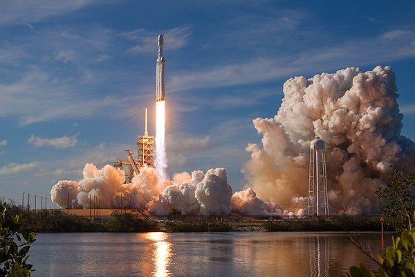 İlk roketini 2008'de uzaya fırlatan şirketin en önemli işlerinden birisi de uzaya yolladığı roketi, yeniden yeryüzüne dikey olarak indirebilmesiydi...