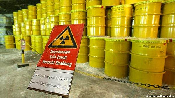 Nükleer atıklar hakkında araştırma yapan uzmanlar, atıkları bir yer altı deposunda toplamaya karar verdi.
