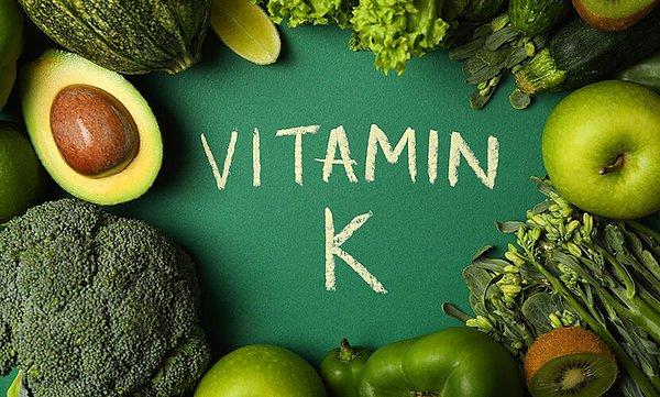 K vitamini: Temel görevi kan akışkanlığını kontrol etmektir. Kanın pıhtılaşmasında önemli rol oynar. Ana görevi kan akışkanlığını kontrol etmek olsa da kemik sağlığını destekler kalp rahatsızlığı riskini azaltır.