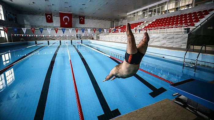 Protezli Beden Eğitimi Öğretmeni, Hem Okulda Hem de Havuzda Şampiyon Yetiştiriyor