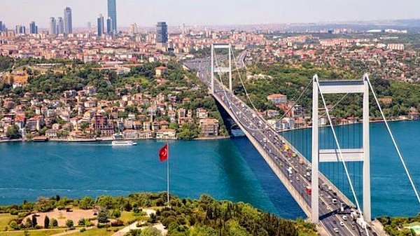 Çanakkale ve İstanbul boğazlarını yüzerek geçti.