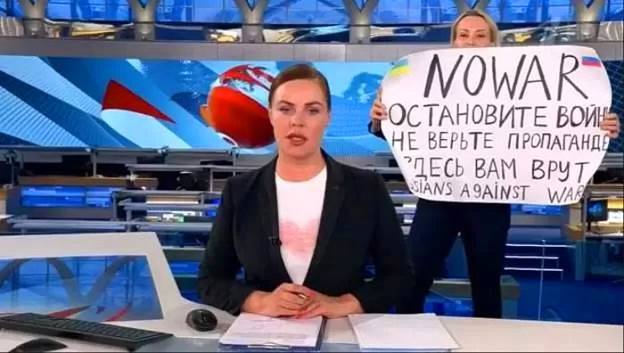 Rus Televizyonunda Ukrayna'nın İşgalini Protesto Eden Editör Mahkemeye Çıkarıldı