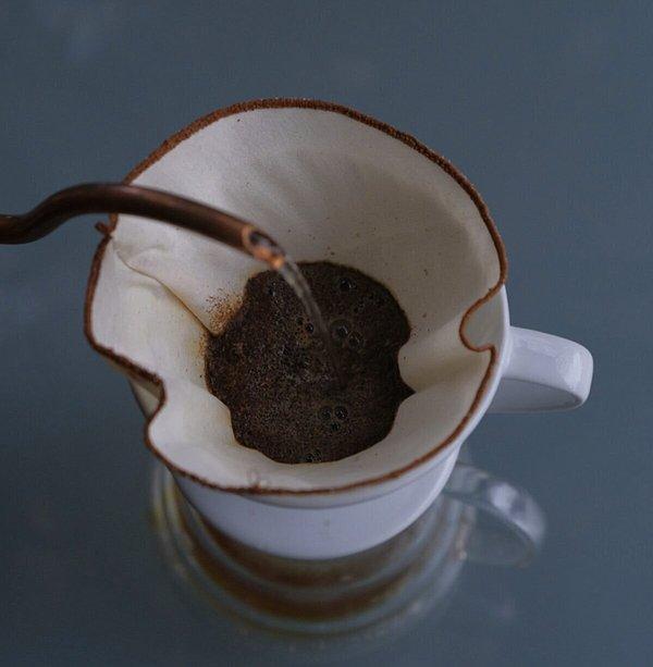 7. Kumaş kahve filtresi de hem maliyetten tasarruf ettirecek hem de atık oluşumunun önüne geçecek.