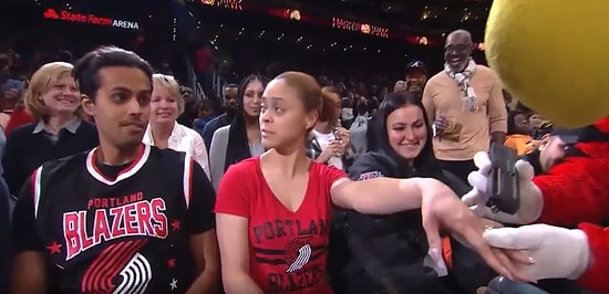 Binlerce İnsanın Önünde Sahte Olduğunu Öğrendiği Yüzüğü Erkek Arkadaşının Yüzüne Fırlatan Kadın