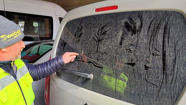 Araklı Belediyesi'nde 12 yıldır çalışan temizlik görevlisi Erol Ceylan, resim tutkusunu, camları tozlu araçlara taşıdı.