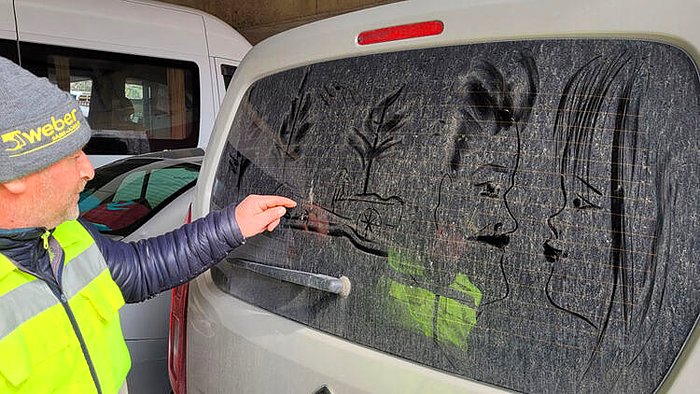 Trabzonlu Temizlik Görevlisi Erol Ceylan, Tozlu Araç Camlarını Tabloya Dönüştürüyor