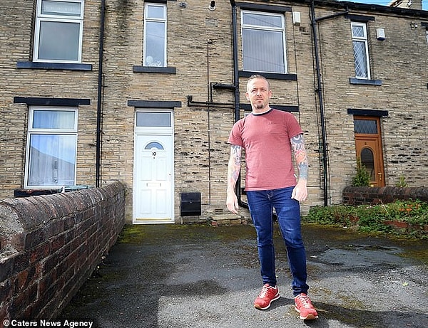 После долгих раздумий, получив новую работу, Дэвид выставил свой дом на продажу. Он изображен стоящим возле своего старого дома в 2017 году.